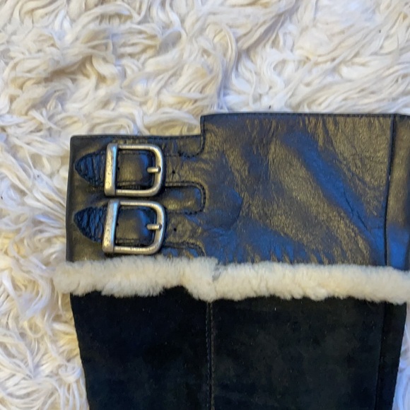 Healed, knee high Ugg boots - Picture 4 of 9